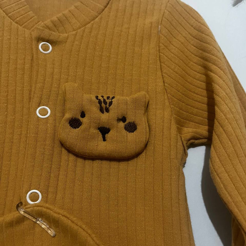 Unisex Kahverengi Kedi Kabartma Desenli Şapkalı Tulum